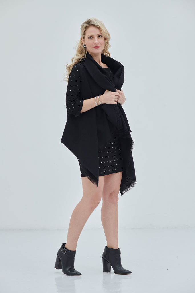 Model in black wool poncho DARIA Cape Kali - JULAHAS